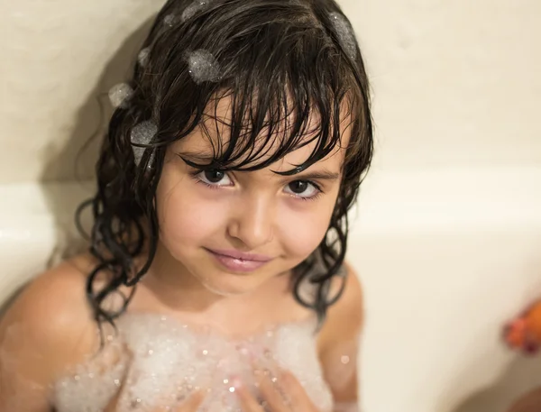 在浴缸里的小女孩 — 图库照片