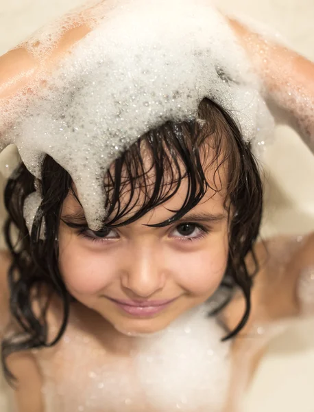 Bambina nella vasca da bagno — Foto Stock