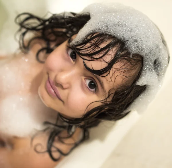 Bambina nella vasca da bagno — Foto Stock