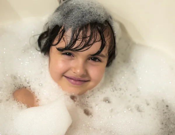 Bambina nella vasca da bagno — Foto Stock