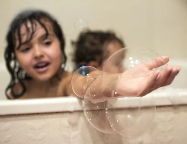 Bambine nella vasca da bagno — Foto Stock