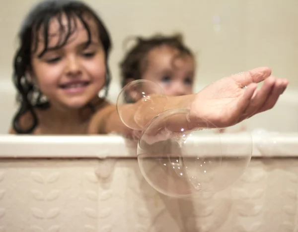 Bambine nella vasca da bagno — Foto Stock