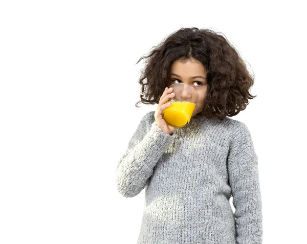 Klein meisje drinken sinaasappelsap — Stockfoto