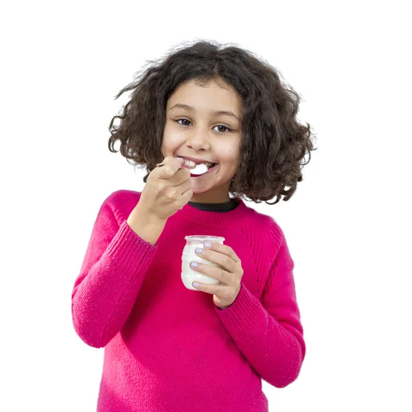 Liten flicka äter yoghurt — Stockfoto