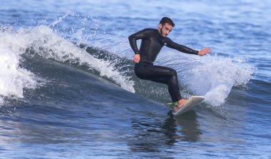 Adam bir dalga denizde sörf