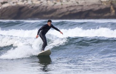 Adam bir dalga denizde sörf