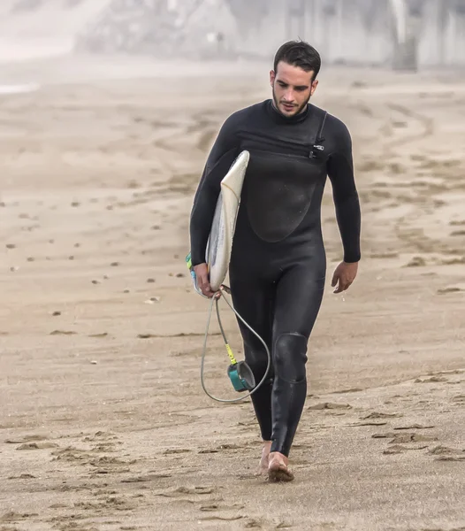 Surfer going out of the water — Stock Photo, Image