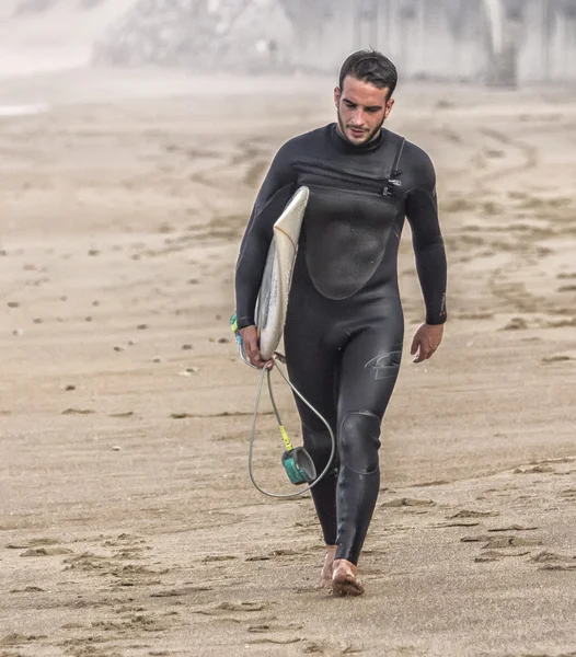 Surfista a sair da água — Fotografia de Stock