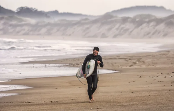 Surfeur sortant de l'eau — Photo
