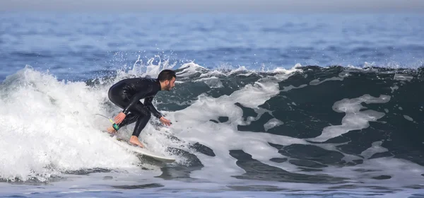 Homme surfant sur une vague dans la mer — Photo