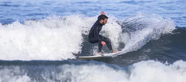 Man surfing a wave in the sea — Stock Photo, Image