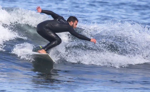 L'uomo che fa surf su un'onda nel mare — Foto Stock