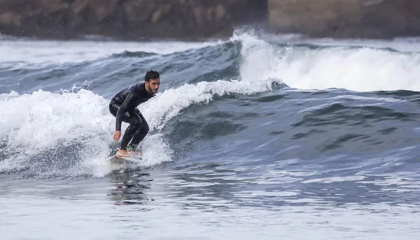 Homem surfando uma onda no mar — Fotografia de Stock