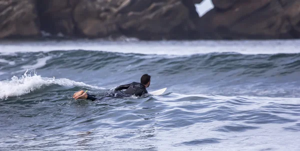 Mężczyzna surfowania fal na morzu — Zdjęcie stockowe