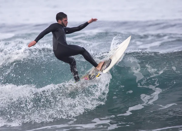 Man surfar en våg i havet — Stockfoto