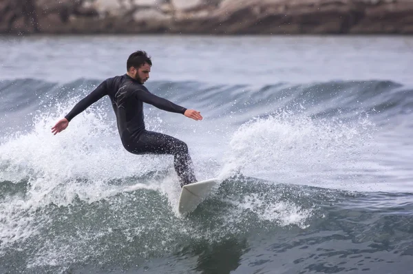 Man surfen op een golf in de zee — Stockfoto