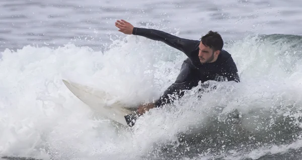 L'uomo che fa surf su un'onda nel mare — Foto Stock