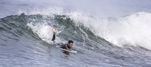 L'uomo che fa surf su un'onda nel mare — Foto Stock