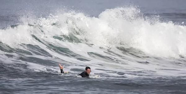 Man surfen op een golf in de zee — Stockfoto