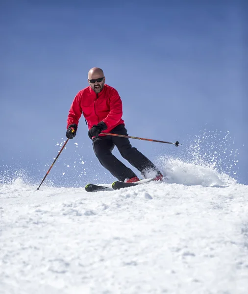 斜面を滑るスキーヤー — ストック写真