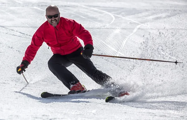 斜面を滑るスキーヤー — ストック写真
