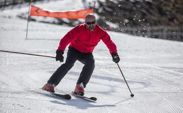 滑雪者滑下斜坡 — 图库照片