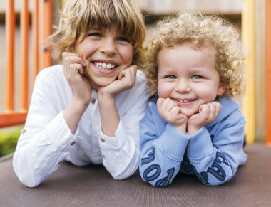 Parkta sarışın kardeşler