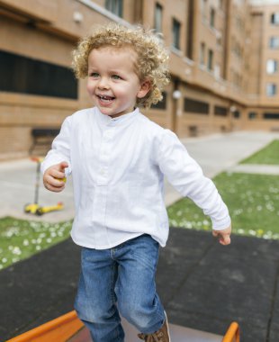 Yakışıklı sarışın çocuk parkta