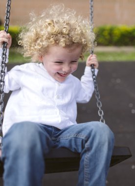 Yakışıklı sarışın çocuk parkta