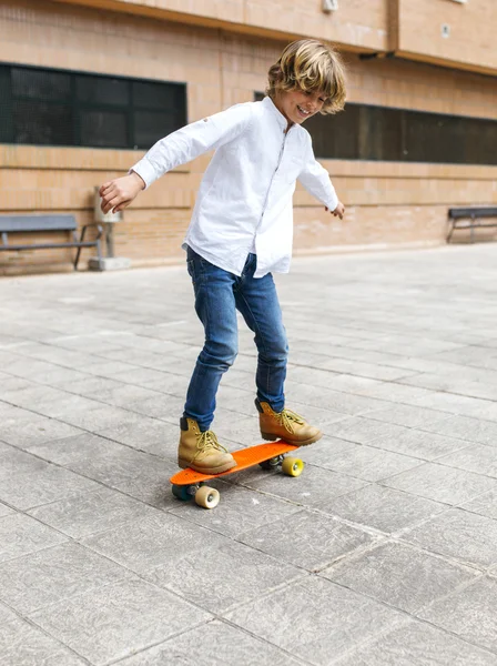 男孩练习滑板 — 图库照片
