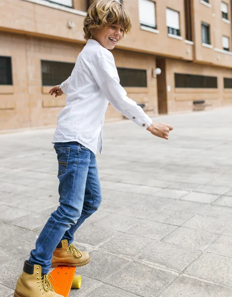 Pojke praktiserande skateboard — Stockfoto