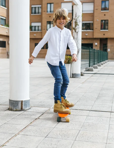 Ragazzo che pratica skateboard — Foto Stock