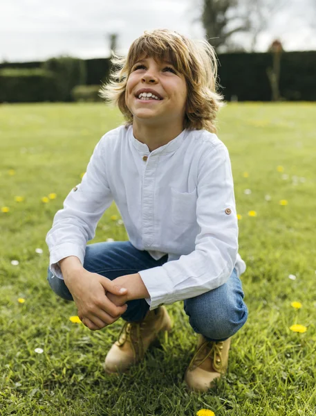 Knappe blonde jongen in het park — Stockfoto