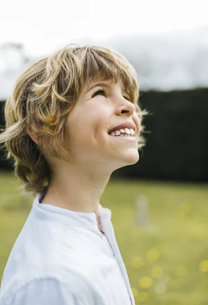 Knappe blonde jongen in het park — Stockfoto