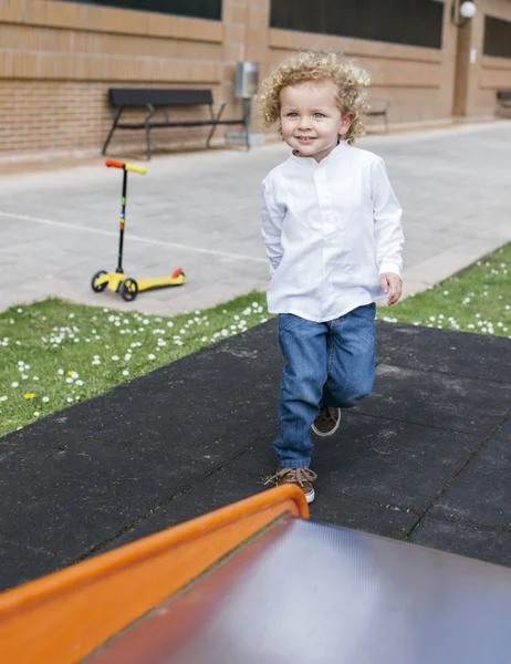 Knappe blonde jongen in het park — Stockfoto