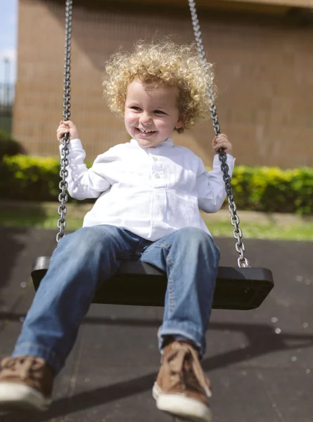 Bonito menino loiro no parque — Fotografia de Stock