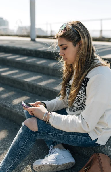 Nastolatka przy użyciu smartphone — Zdjęcie stockowe