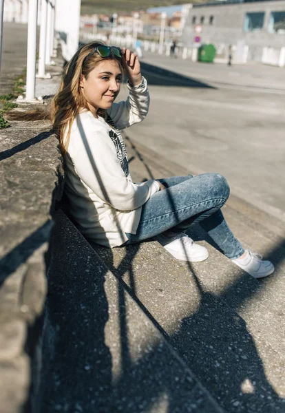 Девочка-подросток сидит на улице — стоковое фото