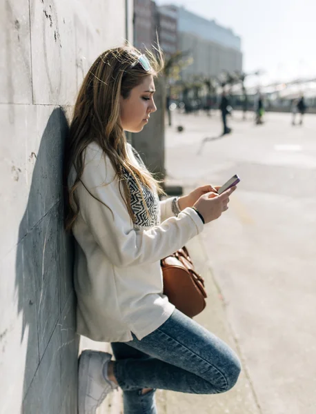 Teenager-Mädchen mit Smartphone — Stockfoto