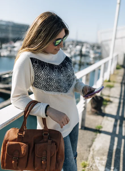 Teenager-Mädchen mit Smartphone — Stockfoto