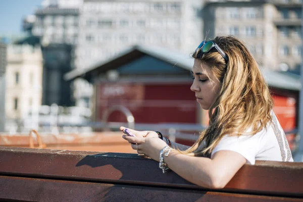 Nastolatka przy użyciu smartphone — Zdjęcie stockowe
