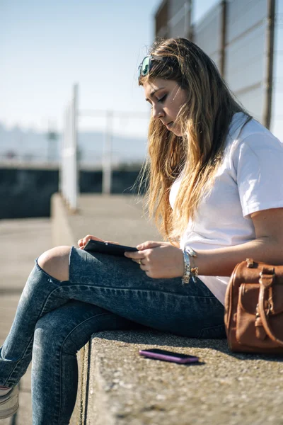 Девушка-подросток с помощью смартфона — стоковое фото