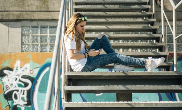 Teenager-Mädchen mit Smartphone — Stockfoto