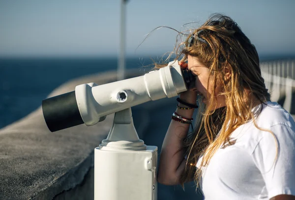 Adolescente usando un telescopio turístico — Foto de Stock