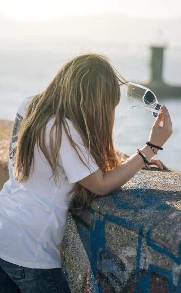 Menina adolescente com óculos de sol — Fotografia de Stock