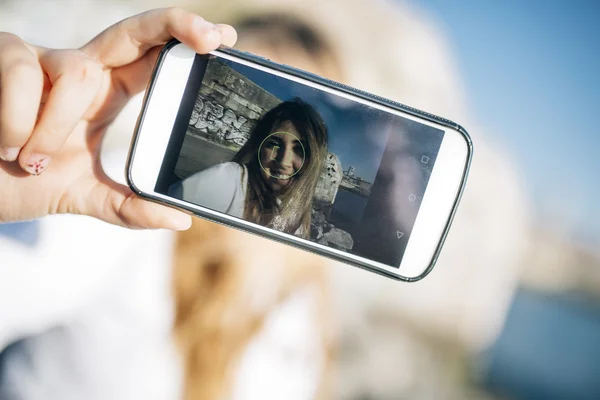 Teenager-Mädchen macht Selfie. — Stockfoto