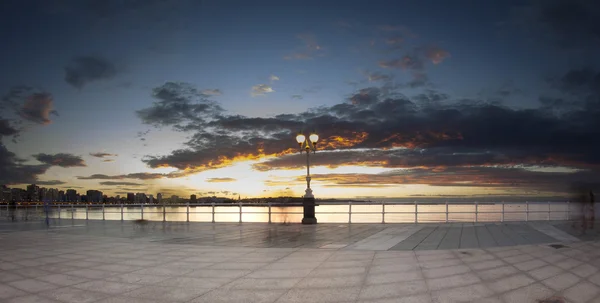 Stadtstrand im Sonnenuntergang — Stockfoto