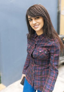 Esmer kadın sokakta poz