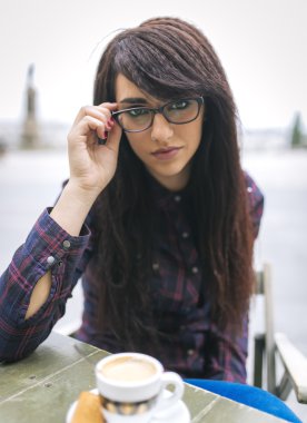 esmer kadın kahve içme