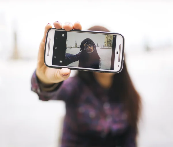 Kobieta robi selfie — Zdjęcie stockowe
